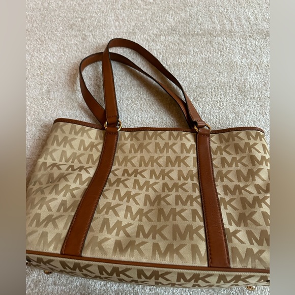 Michael kors purse - Picture 4 of 8